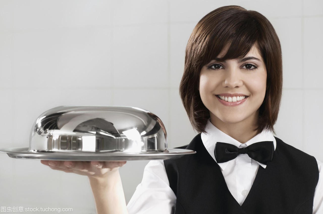 服務員拿著一個圓頂的盤子
